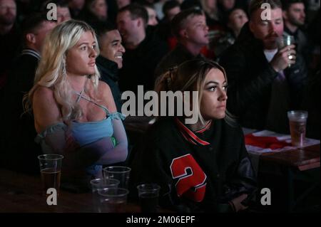 The Mill, Digbeth, Birmingham, 4 dicembre 2022 - i tifosi inglesi al 4TheFans fan Park di Birmingham, mentre l'Inghilterra gioca contro il Senegal nella Coppa del mondo FIFA 2022. Credito: Interrompi stampa Media/Alamy Live News Foto Stock