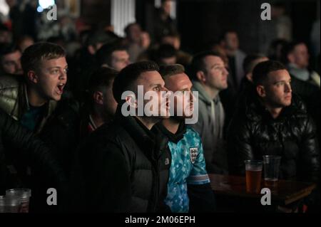 The Mill, Digbeth, Birmingham, 4 dicembre 2022 - i tifosi inglesi al 4TheFans fan Park di Birmingham, mentre l'Inghilterra gioca contro il Senegal nella Coppa del mondo FIFA 2022. Credito: Interrompi stampa Media/Alamy Live News Foto Stock