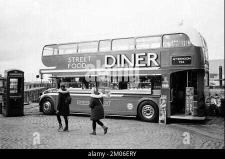 Autobus a due piani convertito in un ristorante Street food, Royal Albert Docks, Liverpool, Inghilterra, Regno Unito. Foto Stock