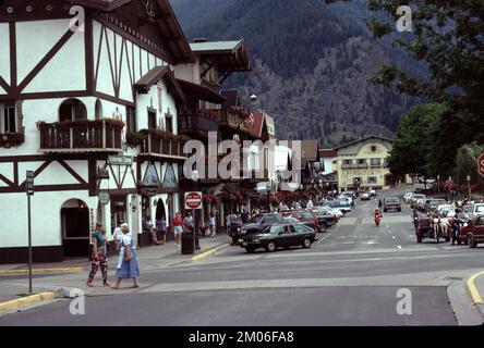 Leavenworth WA USA 6/1981. Leavenworth è un villaggio in stile bavarese situato nelle Cascade Mountains, nel centro dello stato di Washington. Edifici in stile alpino con ristoranti che servono birra tedesca e cibo lungo Front Street. Il Museo dello Schiaccianoci espone migliaia di piroscissione, alcune risalenti a secoli fa. Sul fiume Wenatchee, il Waterfront Park è un habitat per falchi e aquile. Il villaggio è un punto di accesso alle vicine aree sciistiche e alle aziende vinicole. Foto Stock