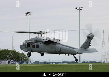 US Navy MH-60s Knighthawk decollo da un campo presso la US Naval Academy Foto Stock