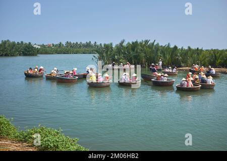 Tour in barca a basket nelle zone umide vicino a Hoi An Vietnam Foto Stock