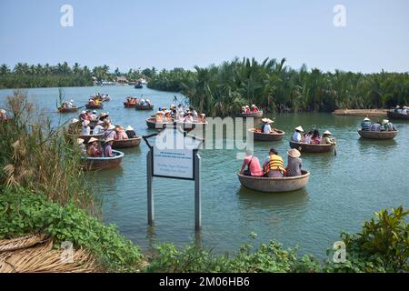 Tour in barca a basket nelle zone umide vicino a Hoi An Vietnam Foto Stock