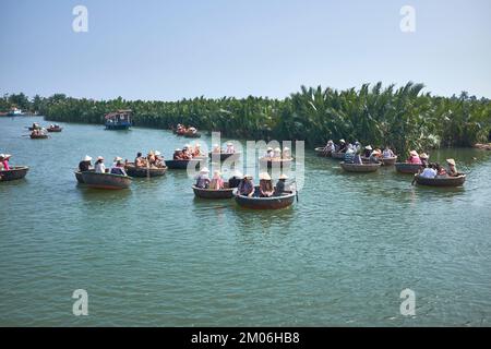 Tour in barca a basket nelle zone umide vicino a Hoi An Vietnam Foto Stock