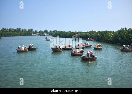 Tour in barca a basket nelle zone umide vicino a Hoi An Vietnam Foto Stock