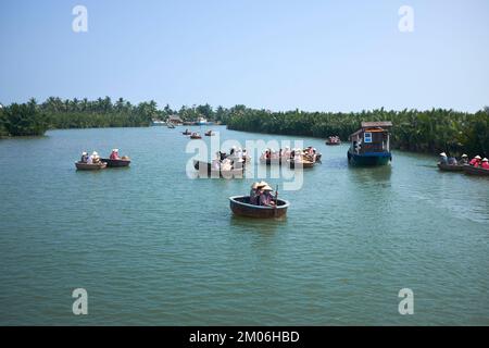 Tour in barca a basket nelle zone umide vicino a Hoi An Vietnam Foto Stock