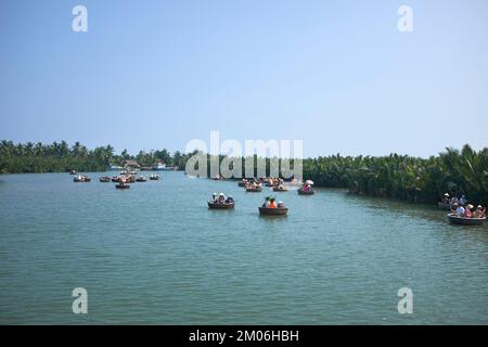 Tour in barca a basket nelle zone umide vicino a Hoi An Vietnam Foto Stock