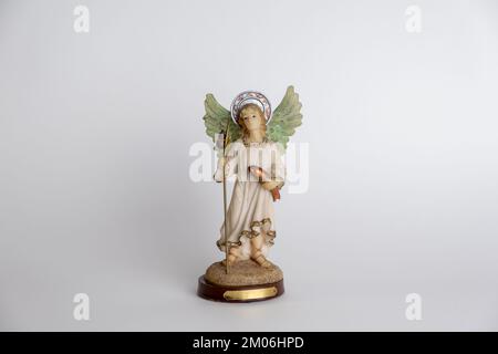 Statua di San Raffaello Arcangelo isolata su sfondo bianco Foto Stock