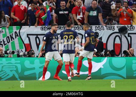 Doha, Qatar. 4th Dec, 2022. (L to R) Olivier Giroud, Theo Hernandez, Kylian Mbappe (fra) Calcio : Coppa del mondo FIFA Qatar 2022 turno di 16 partita tra Francia 3-1 Polonia allo stadio al Thumama di Doha, Qatar . Credit: Naoki Morita/AFLO SPORT/Alamy Live News Foto Stock