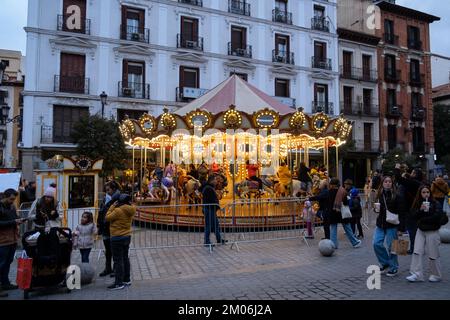 Madrid, Spagna dicembre 03 2022. Mercatino di Natale in Plaza Mayor. Particolare di una giostra a Plaza de Santa Cruz. Foto Stock