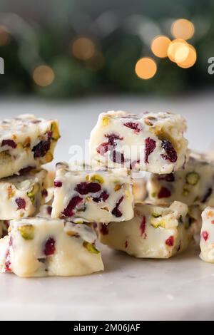 Una pila di mirtilli rossi fatti in casa e caramelle al cioccolato bianco al pistacchio. Foto Stock