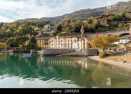 Lungolago del paese di Cremia situato sulle rive del lago di Como, in autunno, Lombardia, Italia Foto Stock