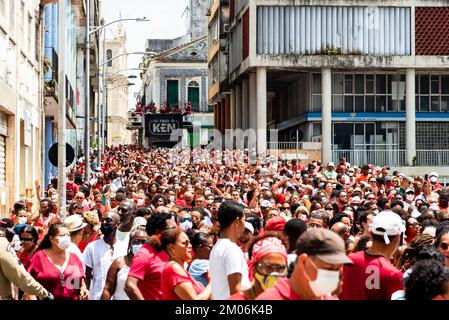 Salvador, Bahia, Brasile - 04 dicembre 2022: Folla di devoti cattolici di Santa Barbara partecipano alla processione a Pelourinho, Salvador, Bahia. Foto Stock