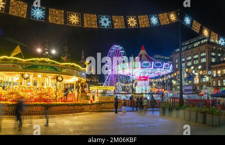 George Square, Glasgow, con le luci di Natale, la fiera e le camere della città sullo sfondo. Immagine ripresa nel Decemeber 2022. Foto Stock