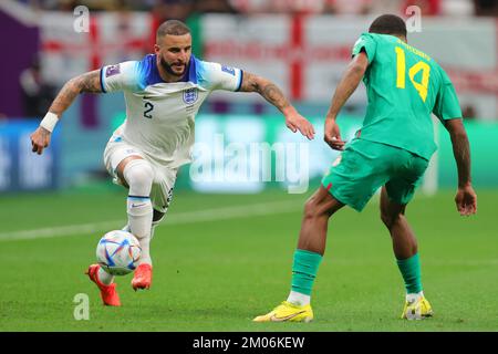 Al Khor, Qatar. 04th Dec, 2022. Kyle Walker of England attacca durante la Coppa del mondo FIFA Qatar 2022 turno di 16 partita tra Inghilterra e Senegal al Bayt Stadium, al Khor, Qatar il 4 dicembre 2022. Foto di Peter Dovgan. Solo per uso editoriale, licenza richiesta per uso commerciale. Non è utilizzabile nelle scommesse, nei giochi o nelle pubblicazioni di un singolo club/campionato/giocatore. Credit: UK Sports Pics Ltd/Alamy Live News Foto Stock