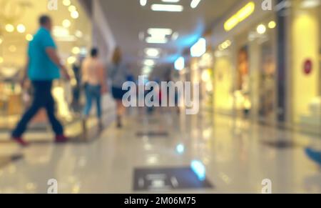 Gli amanti dello shopping in un moderno e bellissimo centro commerciale, poco profondo di concentrazione Foto Stock