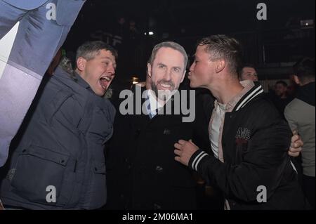 The Mill, Digbeth, Birmingham, 4 dicembre 2022 - i tifosi inglesi festeggiano al 4TheFans fan Park di Birmingham dopo la vittoria dell'Inghilterra contro il Senegal nella Coppa del mondo FIFA 2022. Credito: Interrompi stampa Media/Alamy Live News Foto Stock