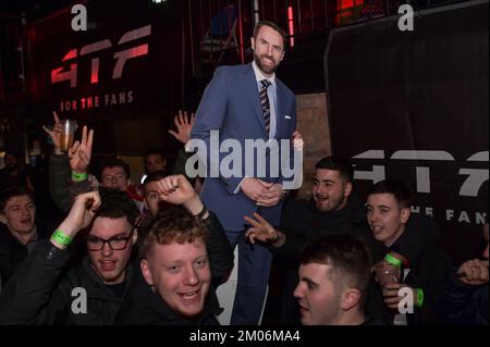 The Mill, Digbeth, Birmingham, 4 dicembre 2022 - i tifosi inglesi festeggiano al 4TheFans fan Park di Birmingham dopo la vittoria dell'Inghilterra contro il Senegal nella Coppa del mondo FIFA 2022. Credito: Interrompi stampa Media/Alamy Live News Foto Stock