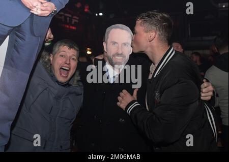 The Mill, Digbeth, Birmingham, 4 dicembre 2022 - i tifosi inglesi festeggiano al 4TheFans fan Park di Birmingham dopo la vittoria dell'Inghilterra contro il Senegal nella Coppa del mondo FIFA 2022. Credito: Interrompi stampa Media/Alamy Live News Foto Stock