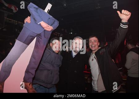 The Mill, Digbeth, Birmingham, 4 dicembre 2022 - i tifosi inglesi festeggiano al 4TheFans fan Park di Birmingham dopo la vittoria dell'Inghilterra contro il Senegal nella Coppa del mondo FIFA 2022. Credito: Interrompi stampa Media/Alamy Live News Foto Stock