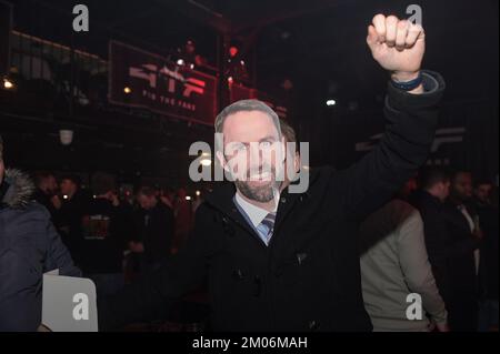 The Mill, Digbeth, Birmingham, 4 dicembre 2022 - i tifosi inglesi festeggiano al 4TheFans fan Park di Birmingham dopo la vittoria dell'Inghilterra contro il Senegal nella Coppa del mondo FIFA 2022. Credito: Interrompi stampa Media/Alamy Live News Foto Stock