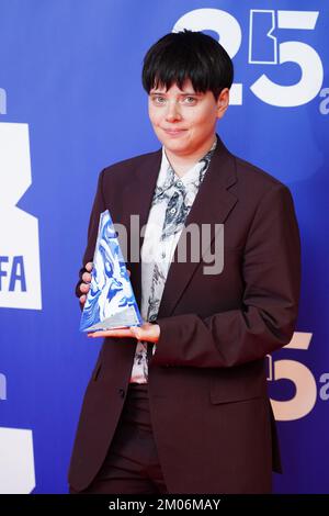 Charlotte Wells si aggiudica il premio Best debut Director alla cerimonia dei British Independent Film Awards a Old Billingsgate, nella zona est di Londra. Data immagine: Domenica 4 dicembre 2022. Foto Stock