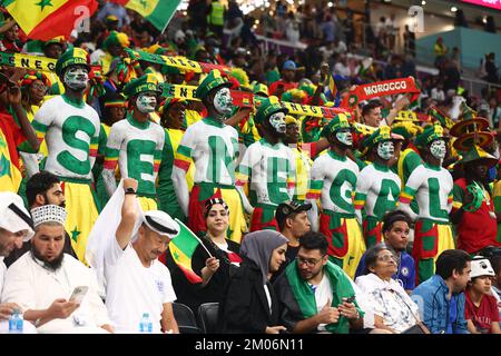 Al Khor, Qatar. 04th Dec, 2022. I fan del Senegal si guardano durante la partita della Coppa del mondo FIFA 2022 del 16 presso lo stadio al Bayt di al Khor, in Qatar, il 04 dicembre 2022. Foto di Chris Brunskill/UPI Credit: UPI/Alamy Live News Foto Stock