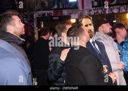 Londra, Regno Unito. 4th Dec, 2022. Gli appassionati di calcio al 4thefans a Londra Est per la partita di Coppa del mondo Inghilterra vs Senegal in finale sedici. Credit: Ian Davidson/Alamy Live News Foto Stock