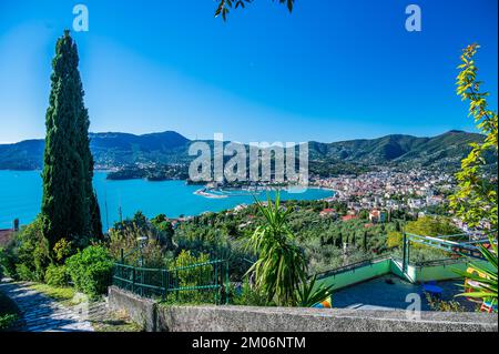 Vista sul golfo di Rapallo dalla chiesa di Sant'Ambrogio sulle colline Foto Stock