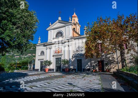 Chiesa di Sant'Ambrogio, sulle colline vicino a Zoagli sulla Riviera Italiana Foto Stock