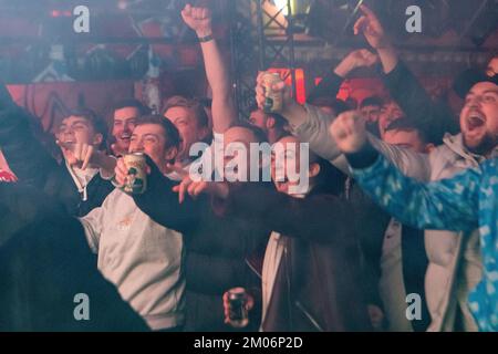 Londra, Regno Unito. 4th Dec, 2022. Gli appassionati di calcio al 4thefans a Londra Est per la partita di Coppa del mondo Inghilterra vs Senegal in finale sedici. Credit: Ian Davidson/Alamy Live News Foto Stock