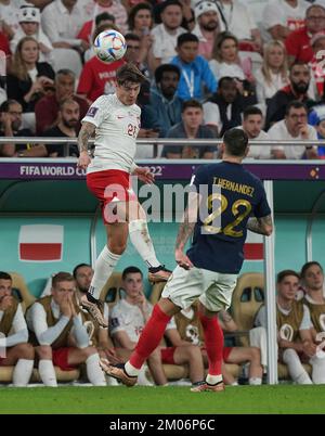 12/04/2022, al Thumama Stadium, Doha, QAT, Coppa del mondo FIFA 2022, Round of 16, Francia vs Polonia, nella foto il difensore della Polonia Nicola Zalewski, il difensore della Francia Theo Hernandez Foto Stock