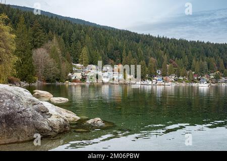 Residenze fronte lago. Case sulle rive dell'Indian Arm North Vancouver BC. Case tranquille e barche alla baia. Nessuno, foto di viaggio, focus selettivo Foto Stock