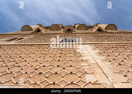 Grandangolo primo piano del muro dell'Alcazar de Segovia con i balconi sullo sfondo Foto Stock
