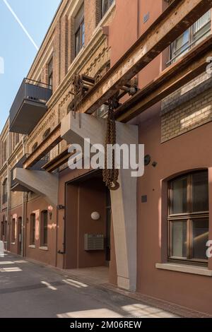 Area d'ingresso restaurata di un vecchio edificio di fabbrica Foto Stock