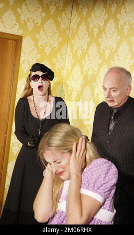 l-r: Eleanor David (la Madre), Denise Gough (figliastra), Ian McDiarmid (il Padre) in SEI PERSONAGGI ALLA RICERCA DI UN AUTORE di Luigi Pirandello in SEI PERSONAGGI ALLA RICERCA DI UN AUTORE di Luigi Pirandello al Teatro Minerva, Chichester Festival Theatre, West Sussex, Inghilterra 08/07/2008 in una nuova versione di Rupert Goold & ben Power Headlong & Chichester Festival Theatre Co-produzione design: Miriam Beuther illuminazione: Malcolm Rippeth regista: Rupert Goold Foto Stock