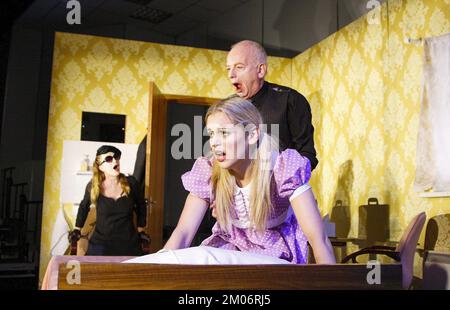 l-r: Eleanor David (la Madre), Denise Gough (figliastra), Ian McDiarmid (il Padre) in SEI PERSONAGGI ALLA RICERCA DI UN AUTORE di Luigi Pirandello in SEI PERSONAGGI ALLA RICERCA DI UN AUTORE di Luigi Pirandello al Teatro Minerva, Chichester Festival Theatre, West Sussex, Inghilterra 08/07/2008 in una nuova versione di Rupert Goold & ben Power Headlong & Chichester Festival Theatre Co-produzione design: Miriam Beuther illuminazione: Malcolm Rippeth regista: Rupert Goold Foto Stock