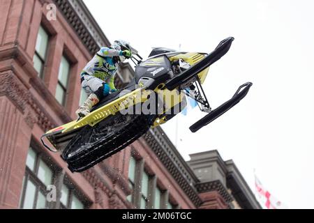 I campioni del mondo di motoslitta eseguono trucchi aerei nel centro di Montreal. Quebec, Canada Foto Stock