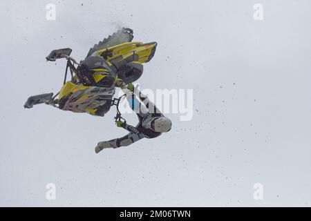 I campioni del mondo di motoslitta eseguono trucchi aerei nel centro di Montreal. Quebec, Canada Foto Stock