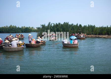 Tour in barca a basket nelle zone umide vicino a Hoi An Vietnam Foto Stock