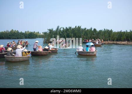 Tour in barca a basket nelle zone umide vicino a Hoi An Vietnam Foto Stock