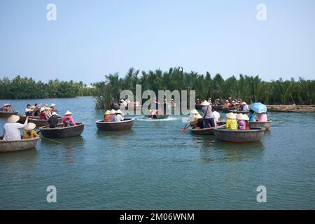 Tour in barca a basket nelle zone umide vicino a Hoi An Vietnam Foto Stock