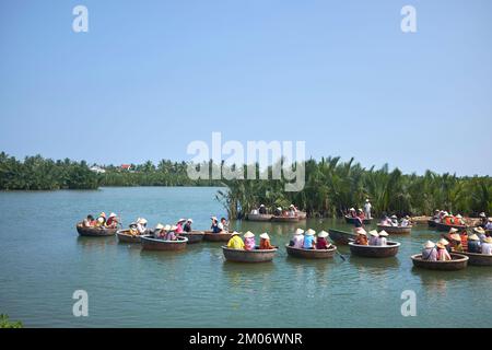 Tour in barca a basket nelle zone umide vicino a Hoi An Vietnam Foto Stock