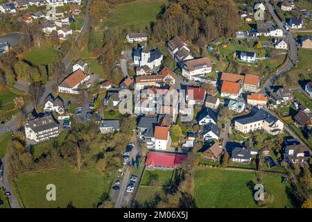 Vista aerea, centro del paese e St. Chiesa di Antonius nel distretto di Eisborn in Balve, Sauerland, Renania settentrionale-Vestfalia, Germania, luogo di culto, Premio, Foto Stock