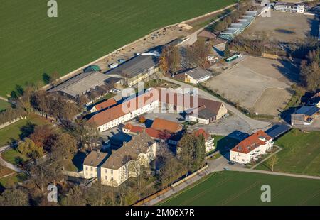 Veduta aerea, castello di Wocklum e fattoria equestre con maneggio Wocklum nel distretto di Beckum in Balve, Sauerland, Renania settentrionale-Vestfalia, Germa Foto Stock