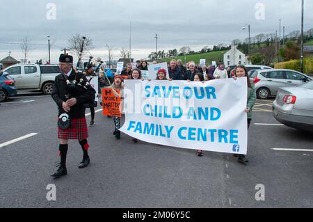 Bantry, West Cork, Irlanda. 3rd dicembre 2022. Un'affluenza alle urne è stata vista a Bantry questo pomeriggio, mentre la gente del posto ha marciato per le strade di Bantry per salvare la coazione Centro Bambini e famiglie a Bantry. Credit: Karlis Dzjamko/ Alamy Live News Foto Stock