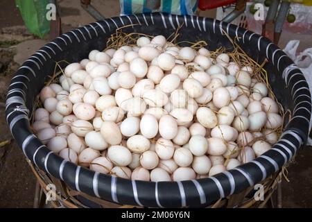 Uova in vendita al mercato mattutino di Hoi An Vietnam Foto Stock