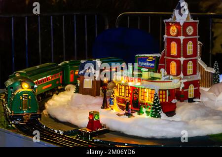 Un treno Lionel circoli un villaggio di Natale, 18 novembre 2022, a Mobile, Alabama. Il villaggio faceva parte di una mostra di treni modello. Foto Stock