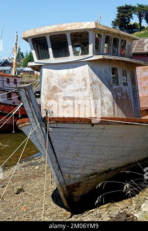 Barche da pesca sulla spiaggia di Golfo de Ancud - Castro Bay, Isola di Chilo nel Distretto dei Laghi del Cile. 16th febbraio 2014 - Castro, Cile, Sud America Foto Stock