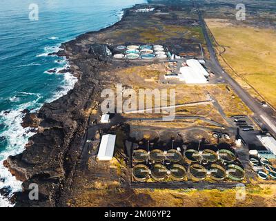 Vista aerea dell'impianto di trattamento delle acque sul mare Foto Stock
